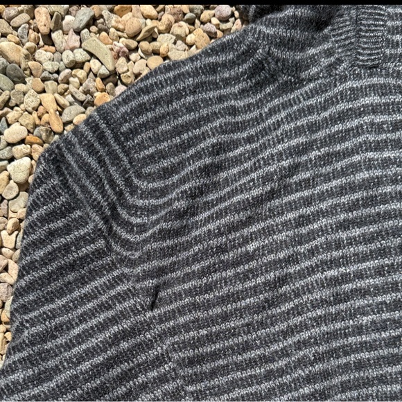 Vince🏆100% Cashmere Striped Black and Gray Men's Sweater🏆 - Picture 3 of 5
